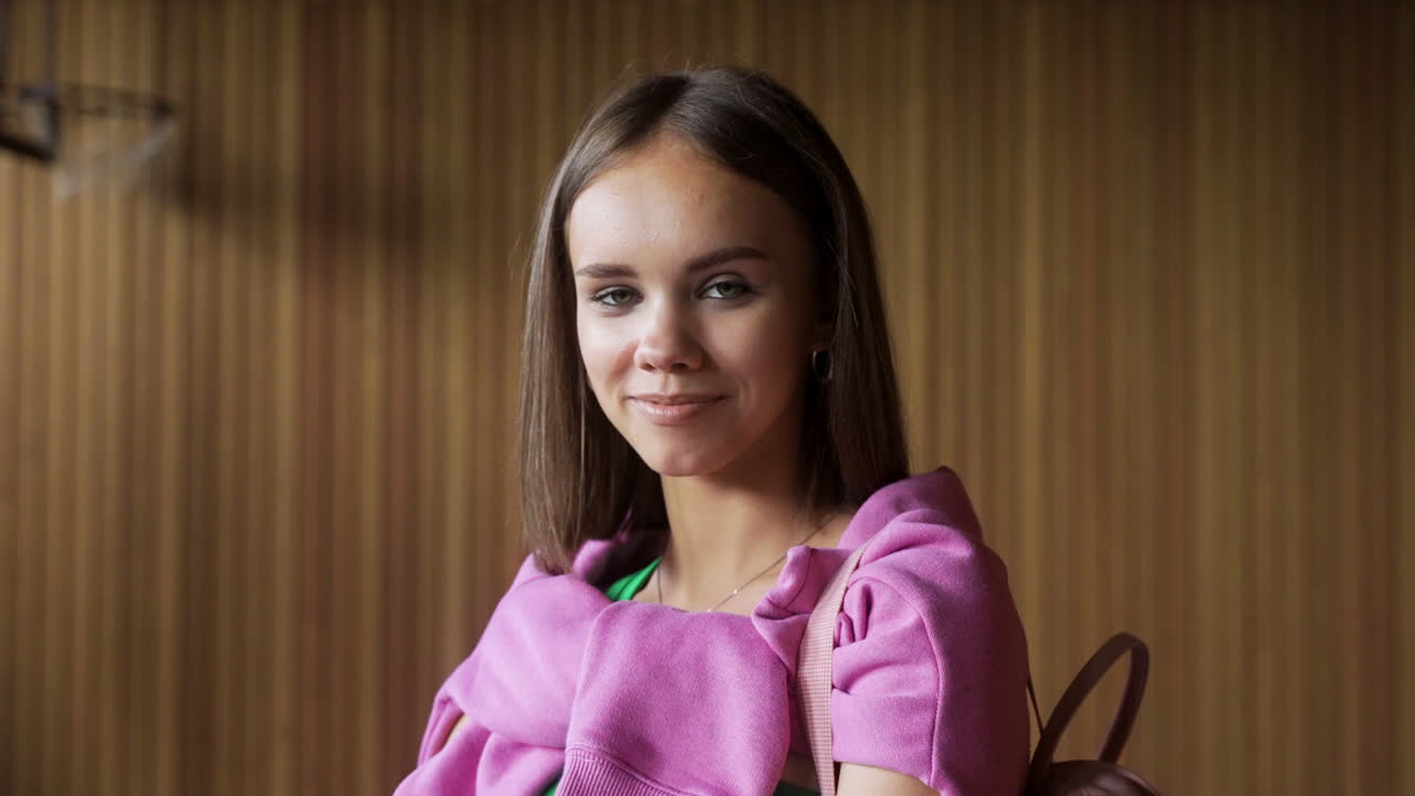 подросток в школьном спортзале