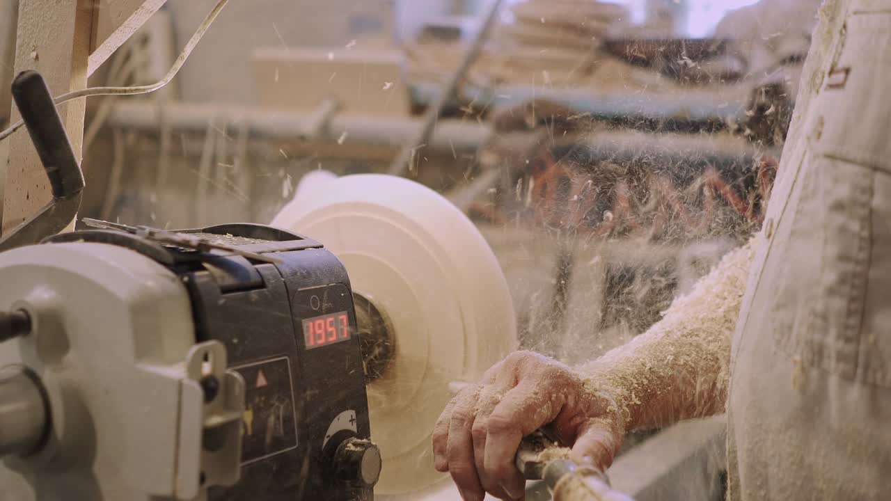 человек-мётчик обрабатывает деревянные пустыни в столярной мастерской