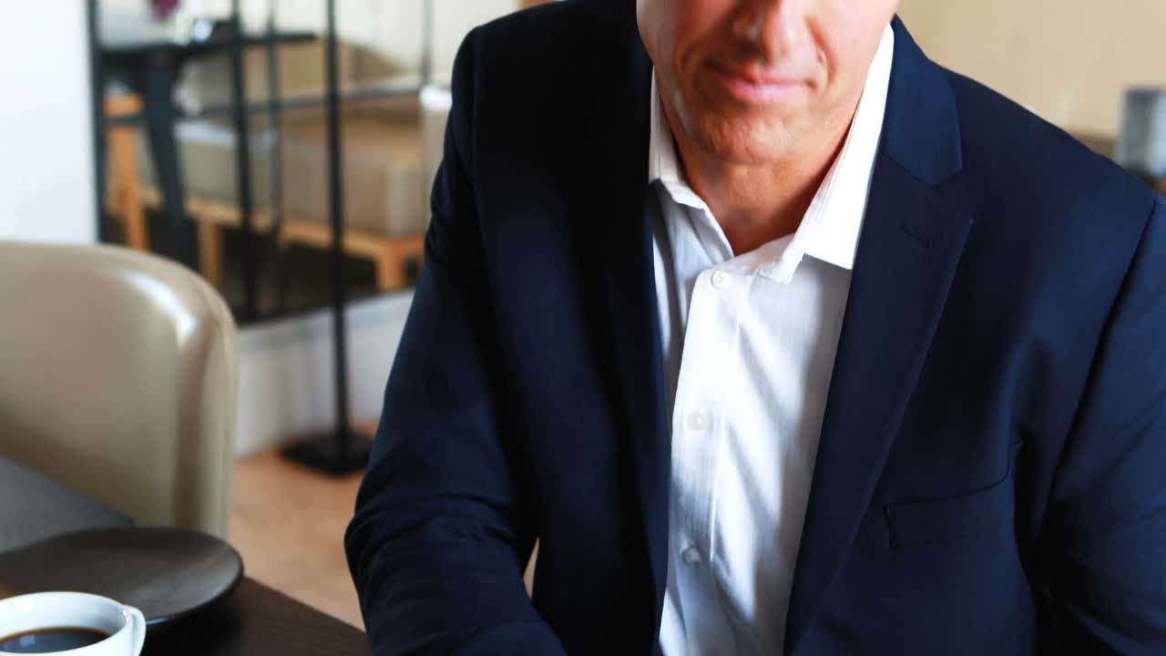 un hombre de negocios escribiendo en su diario.