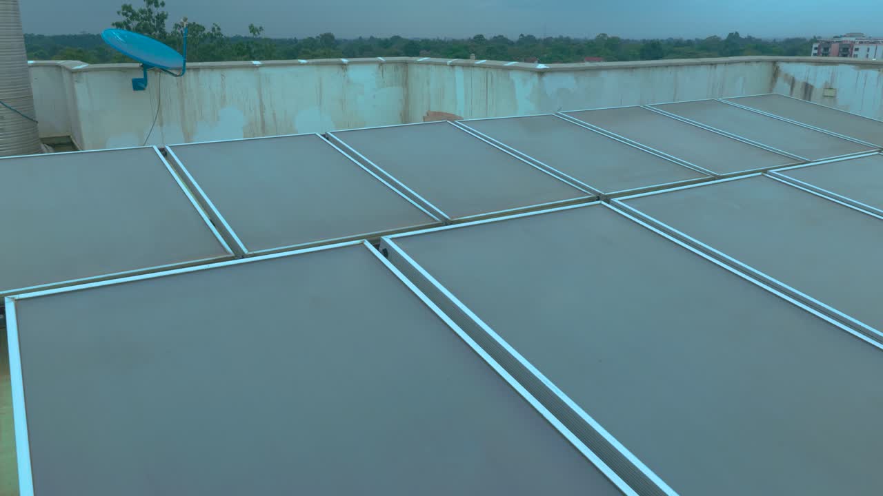 viejo panel solar en un techo