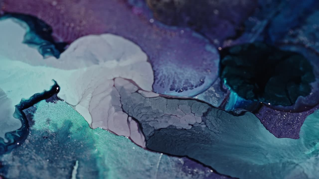 macro toma de colores de tinta vibrantes que se difunden en el agua, creando un patrón abstracto y artístico, adecuado para el uso de fondo