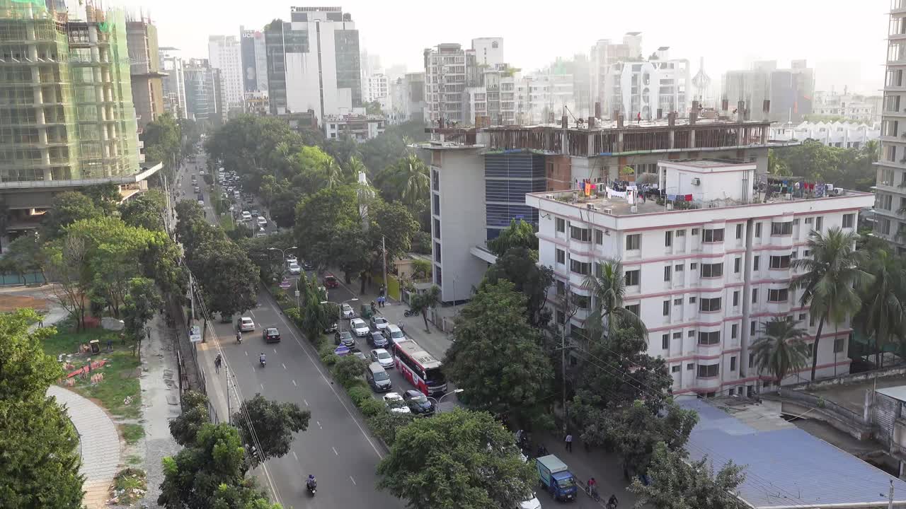 paisaje urbano de una concurrida carretera urbana en dhaka, bangladesh