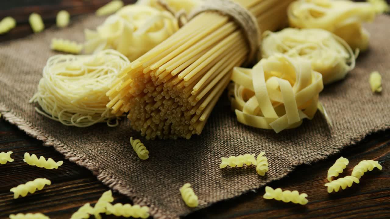 냅킨에 다른 종류의 스파게티