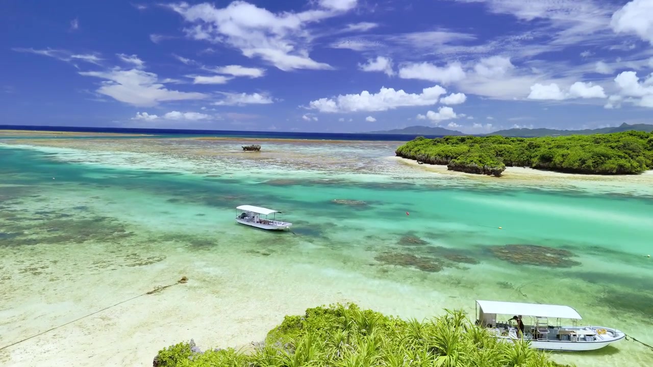 Ripresa con drone che domina le barche ancorate nelle famose acque verde smeraldo di Kabira Bay, Isola di Ishigaki.