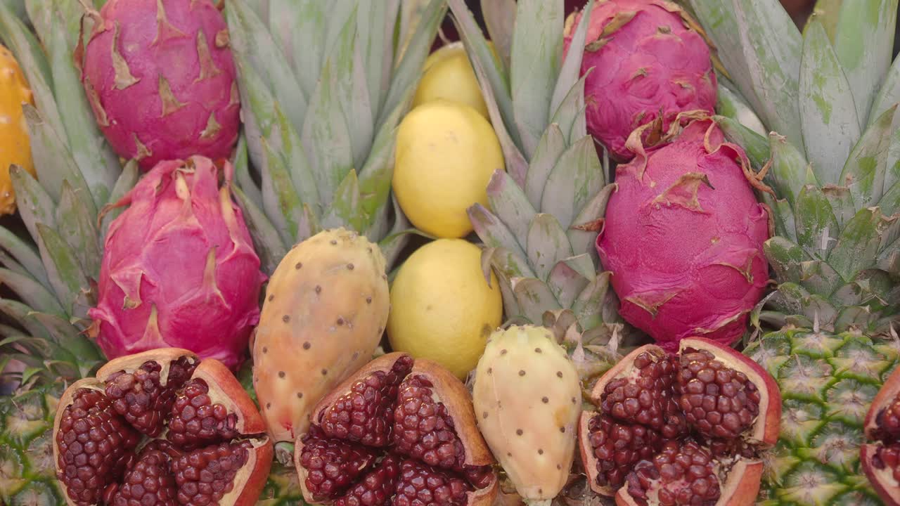 신선 한 과일: 드래곤 과일, 파인애플, 레몬, 수박, 가시