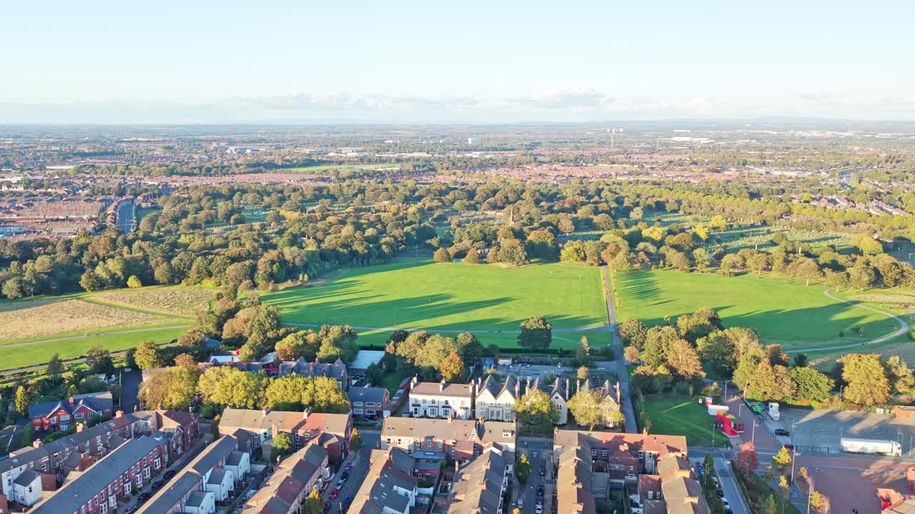 Filmato aereo cinematografico realizzato con drone del quartiere che circonda l'iconico stadio di Anfield del Liverpool FC, catturato durante il tramonto. La luce dell'ora d'oro mette in risalto le strade residenziali e le file di case.