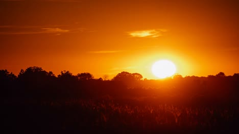 Zeitraffer-Des-Rot-orangefarbenen-Sonnenuntergangs-Im-Ländlichen-Kanada