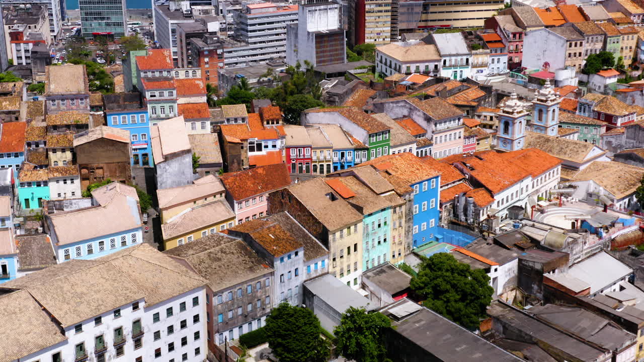 Vista aérea das casas e edifícios no bairro do Pelourinho e o mar ao fundo, Salvador, Bahia, Brasil.