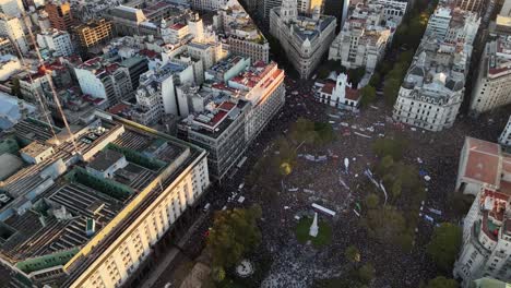 Extreme-Protestkampagne-Von-Studenten-Gegen-Präsident-Milei-Auf-Der-Plaza-De-Mayo-In-Buenos-Aires-Bei-Sonnenuntergang