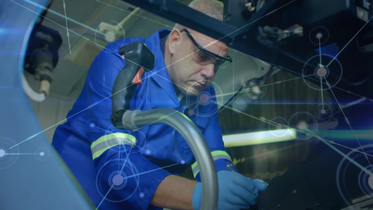 técnico en uniforme azul trabajando en maquinaria con conexiones de red animación más