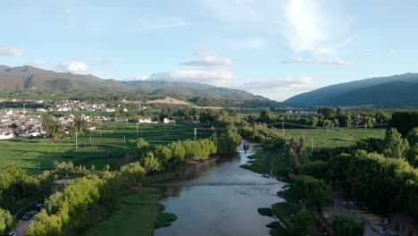 pueblo y campos en shaxi, yunnan, china.
