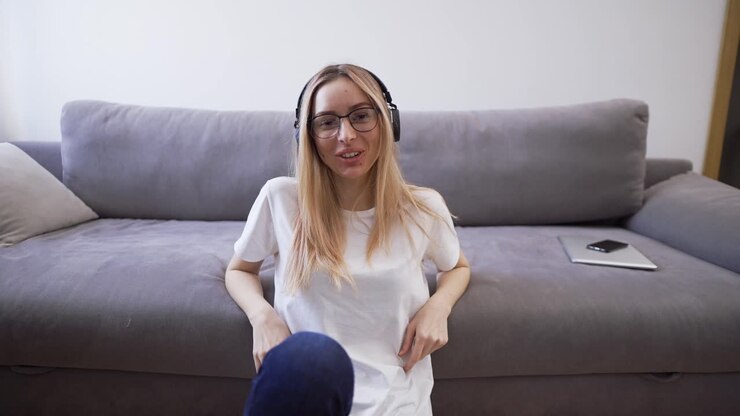 Affascinante blogger donna che registra un video per follower e spettatori a casa.