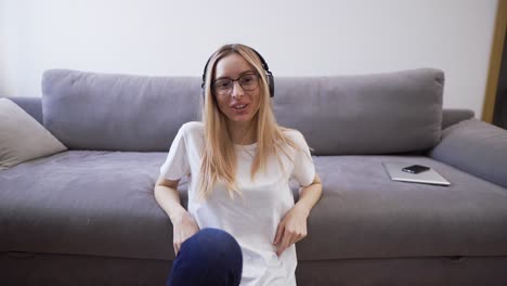 encantadora bloguera filmando un video para sus seguidores, espectadores en casa