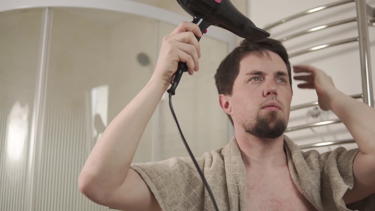 욕실 에서 머리카락 을 건조 시키는 남자