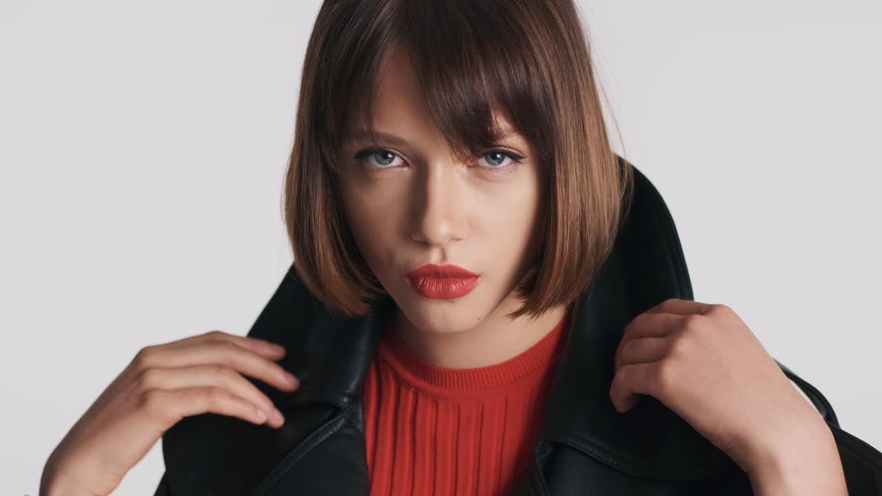 은 입술 을 가진 자신감 있는 여자