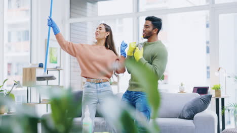 baile, canto y una pareja limpiando la vida