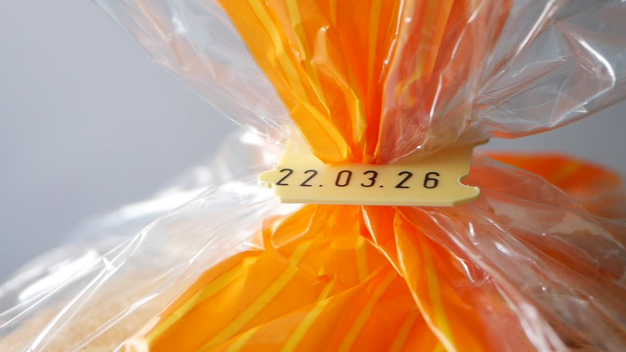 Primo piano di confezione alimentare con data di scadenza su chiusura in plastica
