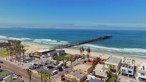 el muelle de la playa imperial y la playa de arena en san diego, ee.uu. - fotografía aérea de un dron