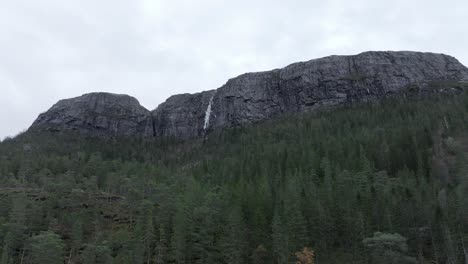 Felsige-Berglandschaft-Und-Nadelwald-In-Hildremsvatnet,-Norwegen---Drohnenrückzug