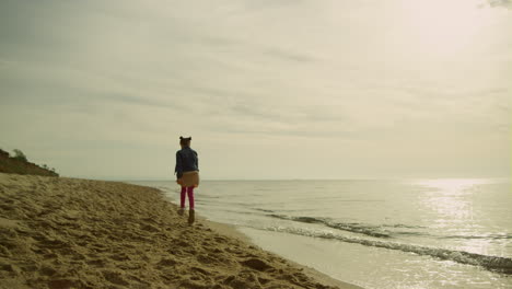 Chica-Corriendo-Mar-De-Arena-Al-Atardecer.-Un-Niño-Pequeño-Explora-La-Playa-Vacía-En-Un-Día-Soleado.