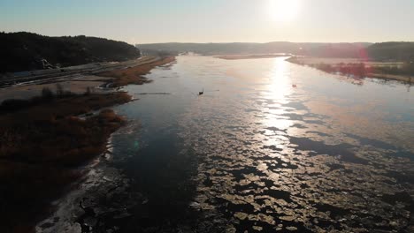 Vista-Aérea-Del-Río-Gota-Alv-Que-Drena-Del-Lago-Vanem-A-Kattegat