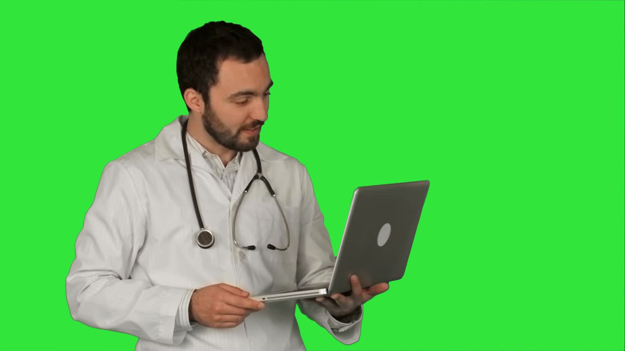 médico teniendo videoconferencia en la computadora portátil con el paciente en una pantalla verde, clave de croma