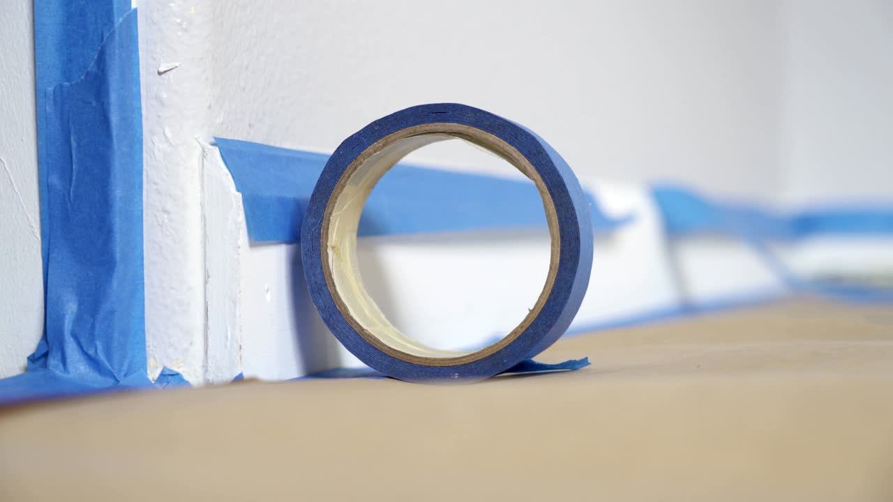 4k: 바닥에 파란 테이프를 가려서 방 페인팅을 준비합니다.