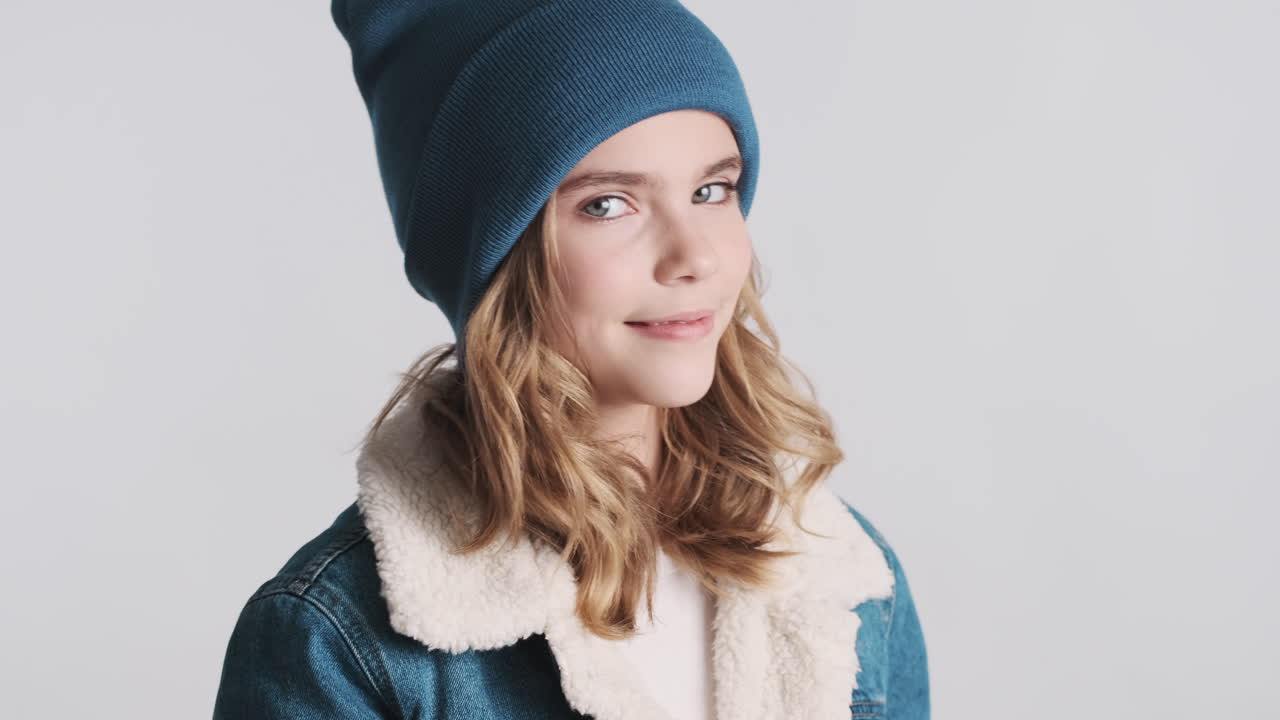 십대 백인 소녀가 젠임 재을 입고 몸짓을 하고 있습니다.