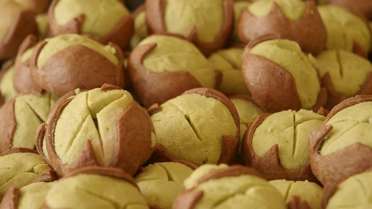 Close-up de Doces Recém-Assados Verdes e Marrons em Forma de Pétala
