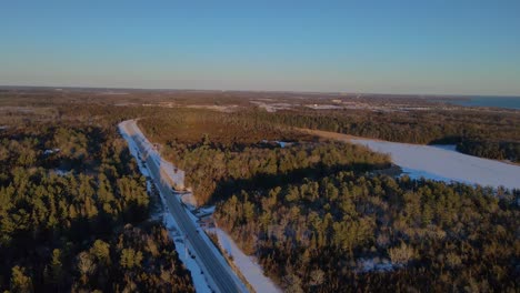 Luftsonnenuntergang,-Der-über-Einer-Winterlandschaft-Untergeht