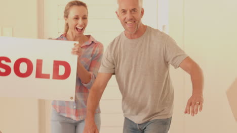 una pareja emocionada mudándose a un nuevo hogar