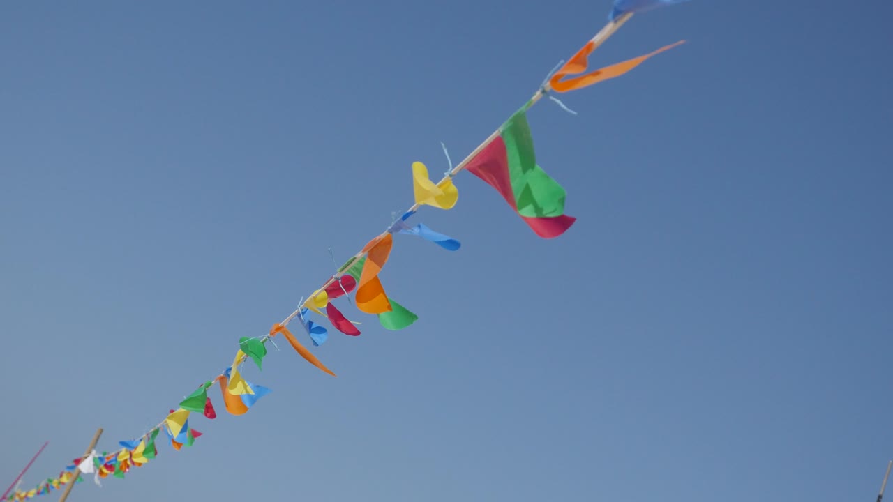 천천히 움직이는 다채로운 발 배너 파란 하늘에 대한 군중 통제 로프