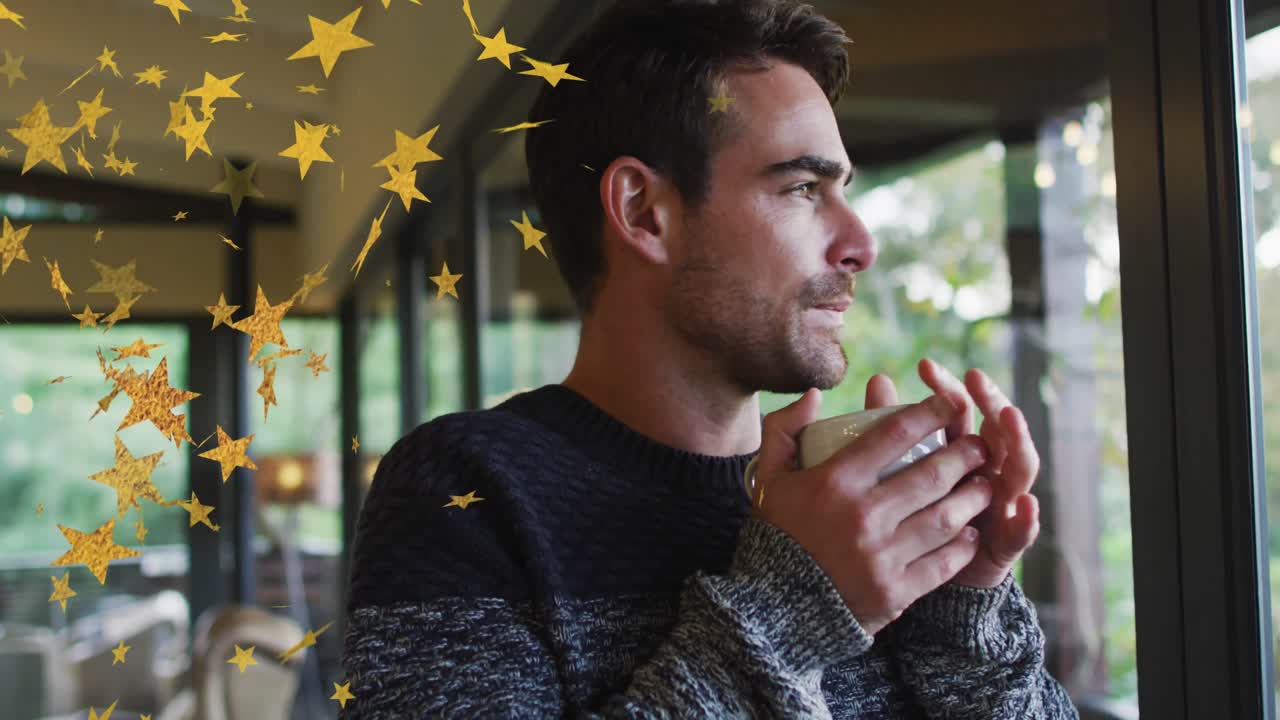Animazione di stelle dorate su un uomo caucasico pensieroso che si gusta il caffè a casa