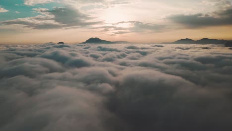 vista aérea de la niebla sobre la montaña en nepal