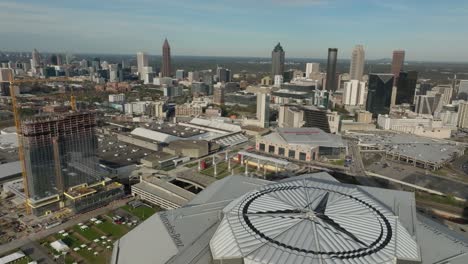 Dolly-Tilt-Drohnenaufnahme-Der-Skyline-Der-Innenstadt-Von-Atlanta-An-Einem-Sonnigen-Nachmittag