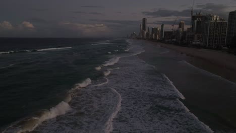 Costa-Dorada,-Paraíso-De-Los-Surfistas,-Queensland,-Australia,-Zumbido,-Cielos-Cambiantes,-La-Noche-Cae-En-Un-Paisaje-Colorido