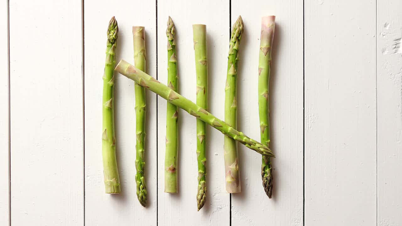 vista superior de espárragos verdes sin cocer crudos orgánicos planos