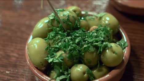 tapas de aceitunas españolas con albahaca y aceite de oliva