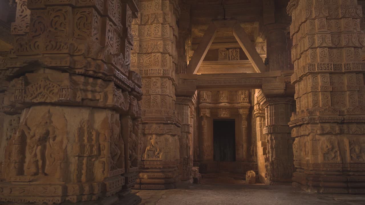 garbh graha , dentro de un templo de vishnu en el fuerte de gwalior , madhya pradesh india