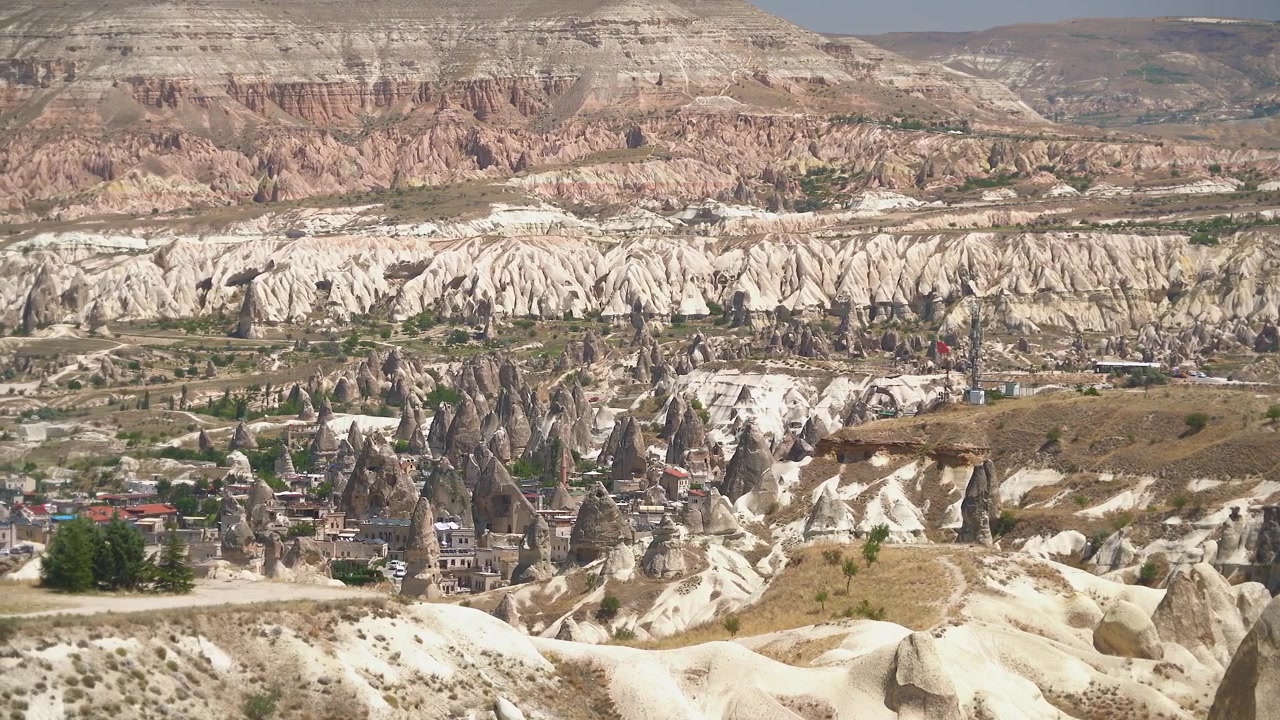 Peri Bacaları ve Kasaba ile Kapadokya Manzarası'nın Panoramik Görünümü