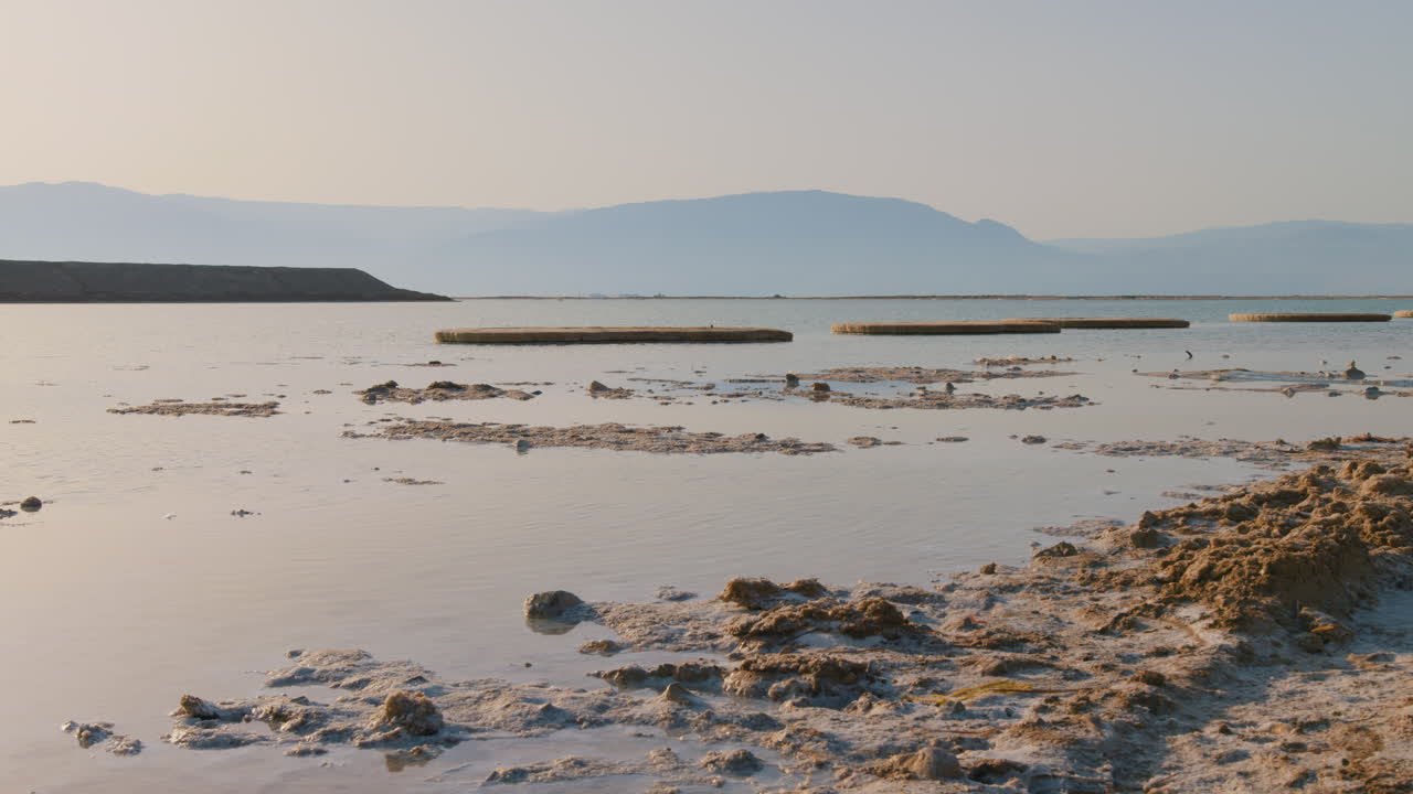 широко снятый dead sea timelapse на восходе солнца с солеными грибами и потрясающими иорданскими горами на заднем плане