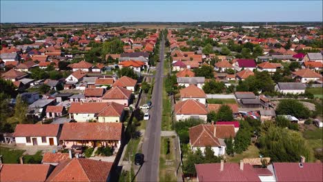 Drohne-Fliegt-über-Eine-Straße-In-Einer-Kleinen-Ungarischen-Stadt-1