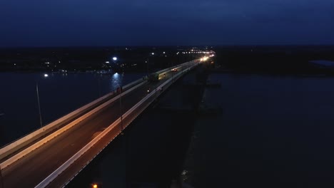 los vehículos con vista aérea pasan por el puente rupsha por la noche, khulna, bangladesh