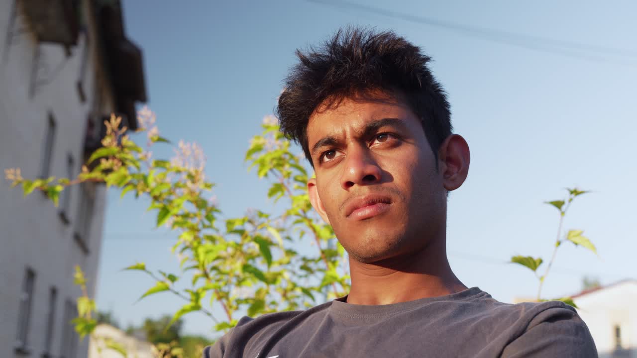 죽은 냉정한 심각한 스리랑카 청소년 깊은 생각