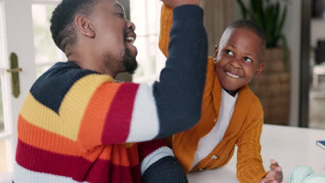 familia negra, high five y padre con hijo