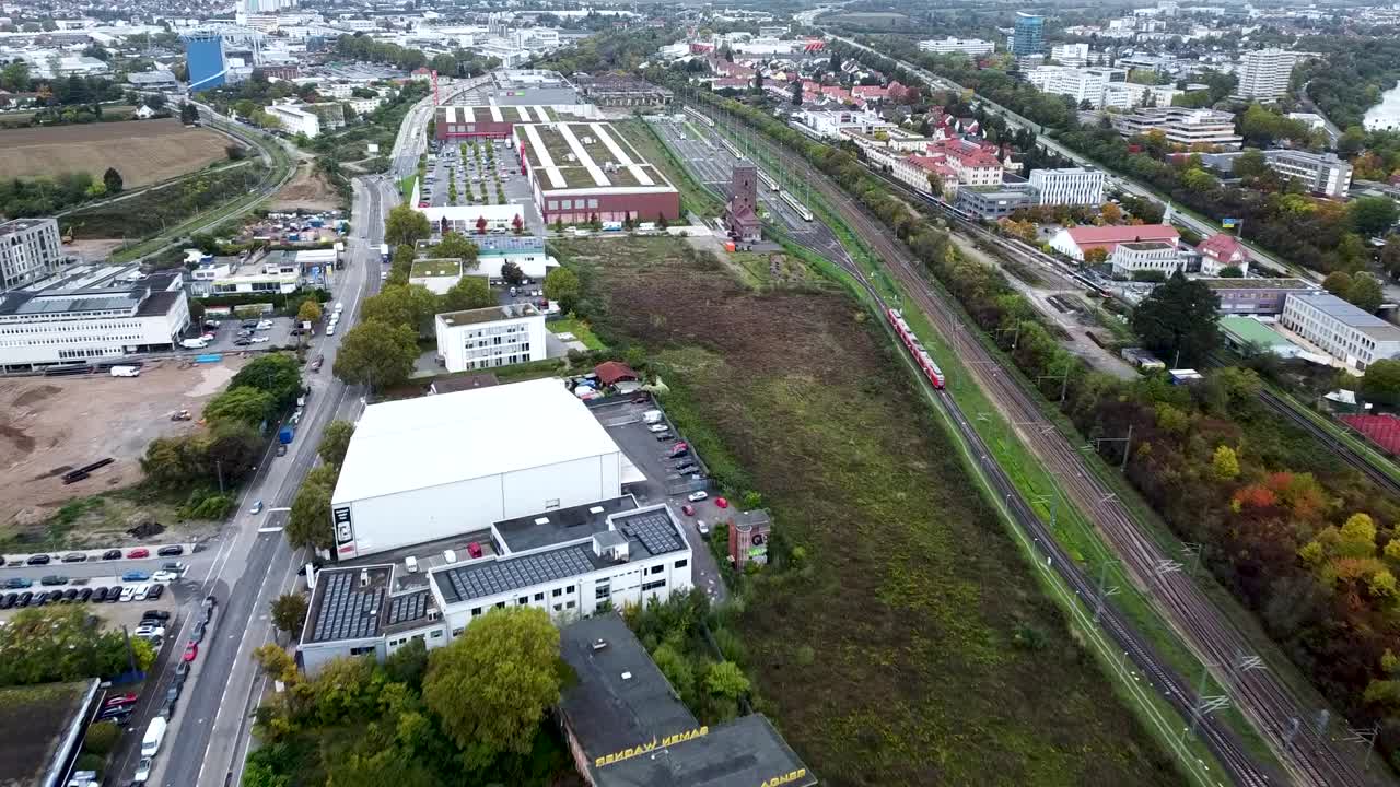 toma aérea que muestra la ciudad de ulm y sus vías de tren