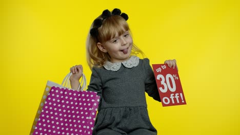 niña alumna con bolsas de compras que muestran hasta un 70 por ciento de descuento en el anuncio de texto de banner. venta de vacaciones