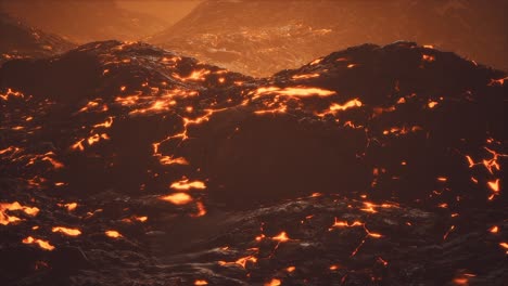 campos de lava y colinas en un volcán activo