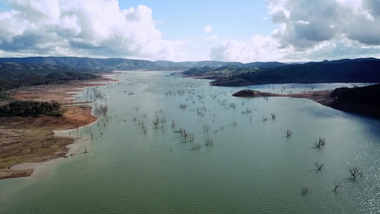 호주 중부 빅토리아 맨스필드 인근 에일돈 호수 상류 상공 드론 비행