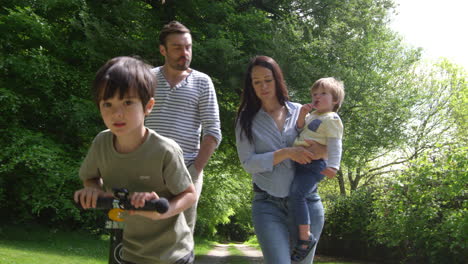 Familie-Geht-In-Der-Sommerlandschaft-Spazieren,-Aufgenommen-Auf-R3D